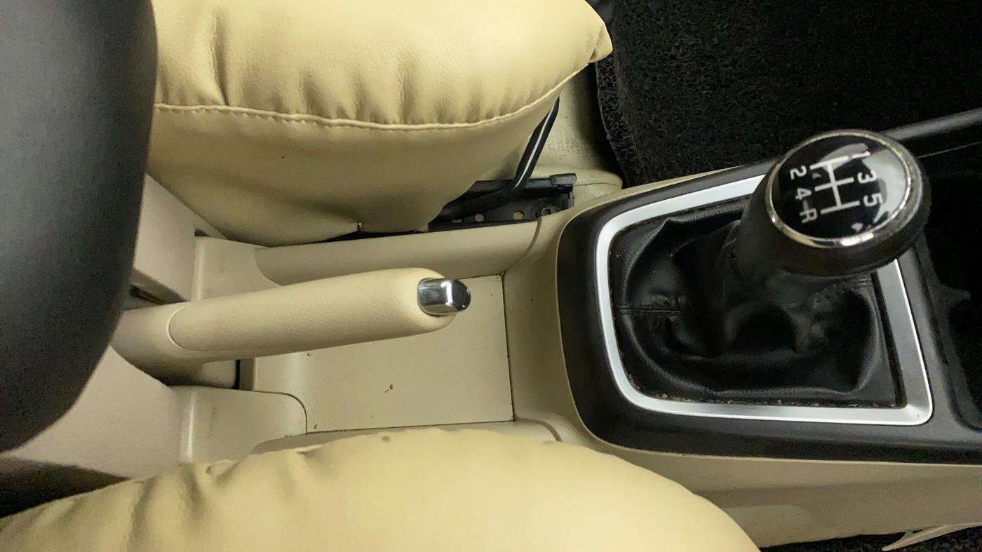 2018 Maruti Dzire ZXI, Petrol, Manual, 1,06,701 km, Gear Lever