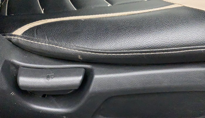 2016 Hyundai Elite i20 MAGNA 1.2, CNG, Manual, 1,21,279 km, Driver Side Adjustment Panel