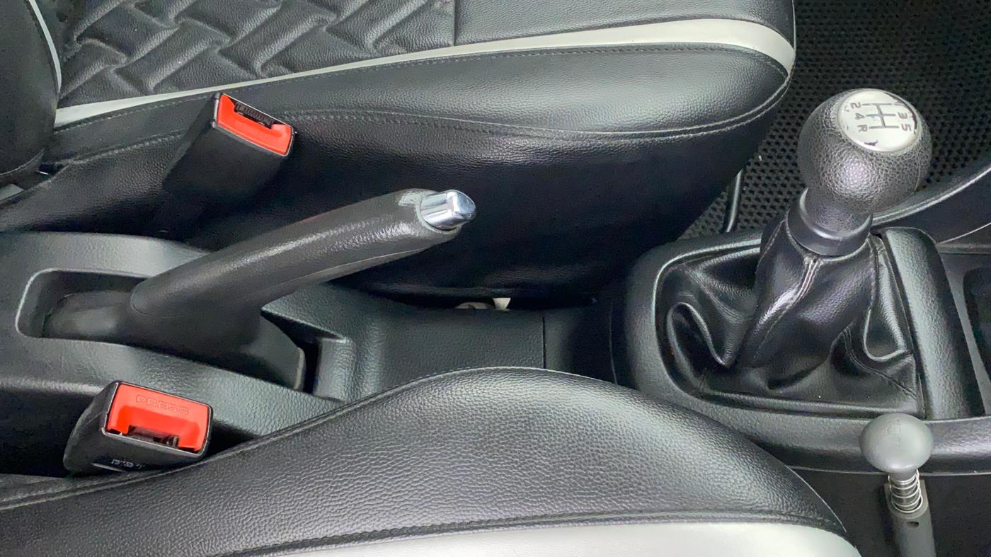 2014 Maruti Swift VXI, Petrol, Manual, 37,528 km, Gear Lever