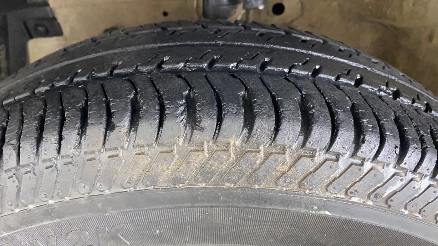 2014 Maruti Swift VXI, Petrol, Manual, 37,528 km, Left Front Tyre Tread