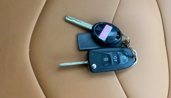 2022 Tata NEXON XM PLUS SUNROOF PETROL, Petrol, Manual, 38,973 km, Key Close Up