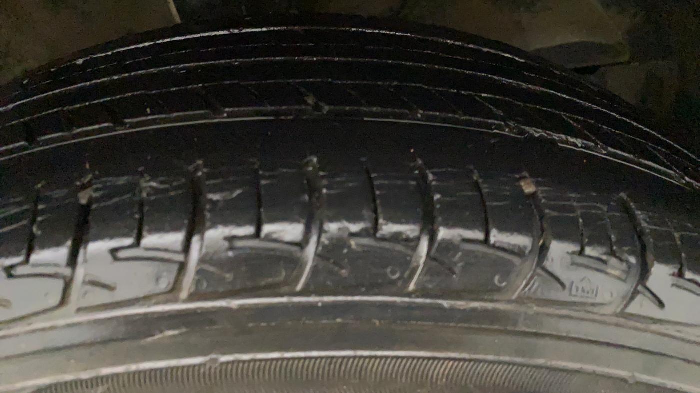 2015 Maruti Baleno DELTA DIESEL 1.3, Diesel, Manual, 48,213 km, Right Front Tyre Tread