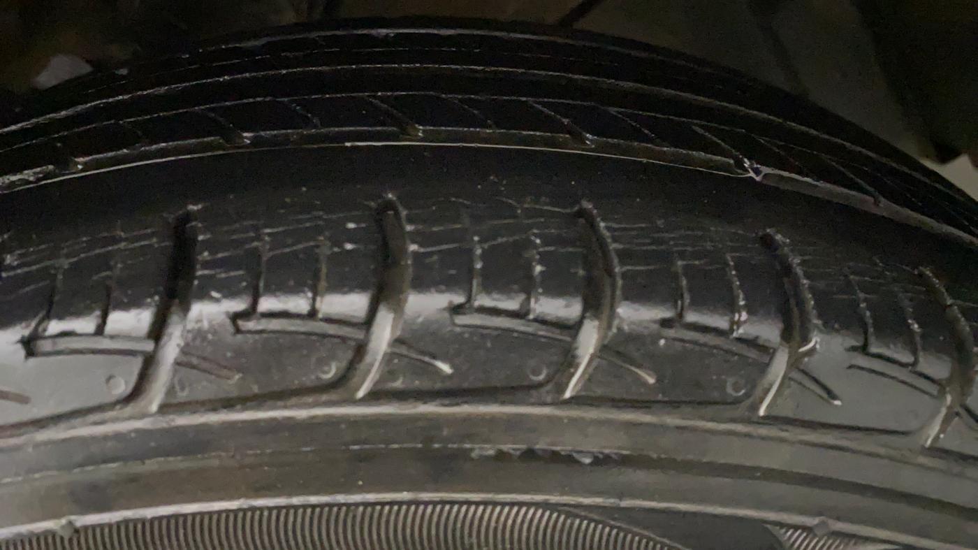 2015 Maruti Baleno DELTA DIESEL 1.3, Diesel, Manual, 48,213 km, Left Rear Tyre Tread