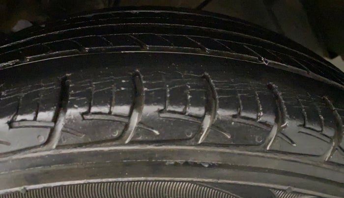 2015 Maruti Baleno DELTA DIESEL 1.3, Diesel, Manual, 48,213 km, Left Rear Tyre Tread
