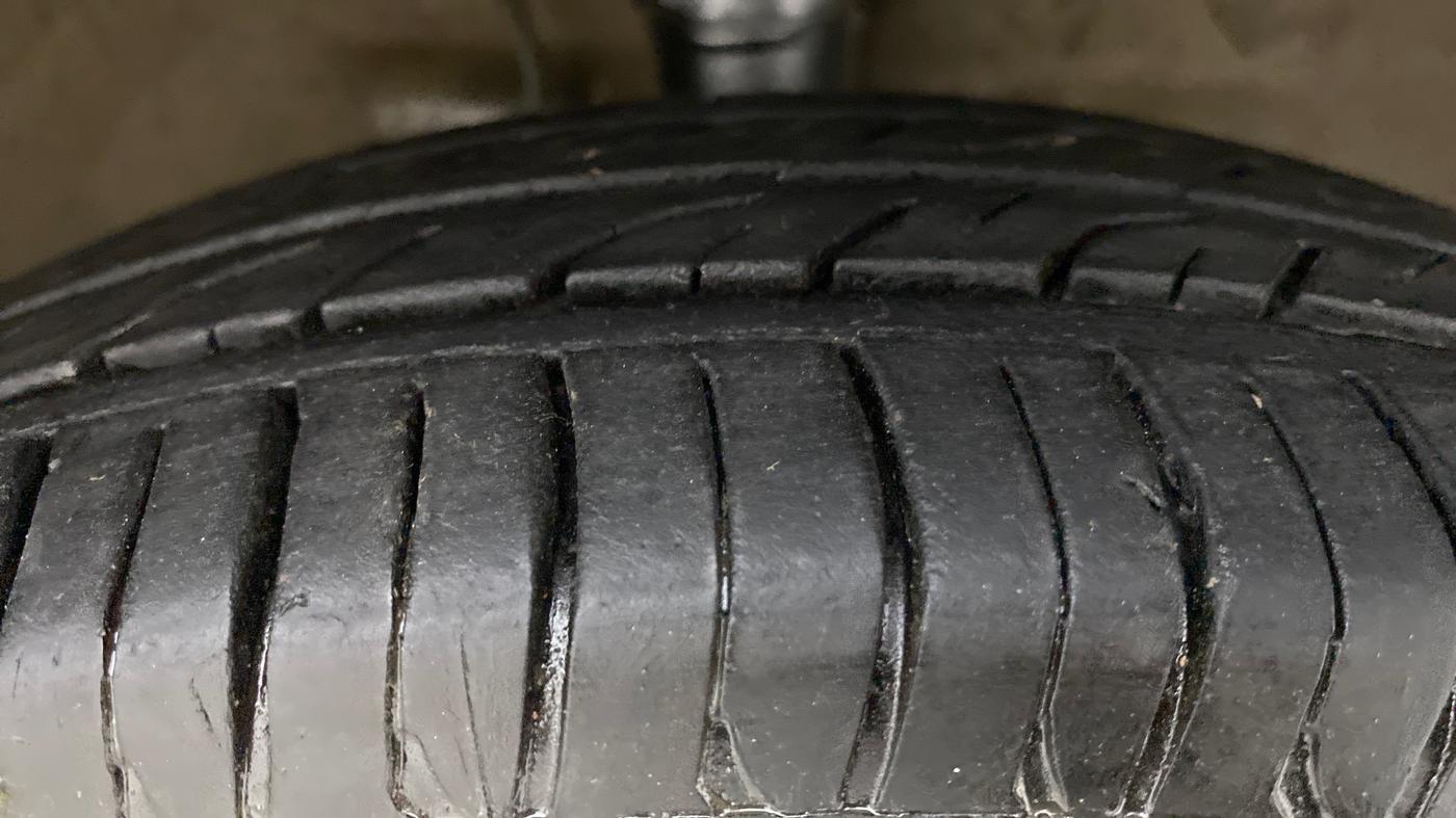 2013 Maruti Wagon R 1.0 LXI CNG, CNG, Manual, 81,405 km, Right Front Tyre Tread