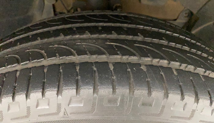2017 Renault Duster RXL PETROL, Petrol, Manual, 68,505 km, Right Front Tyre Tread