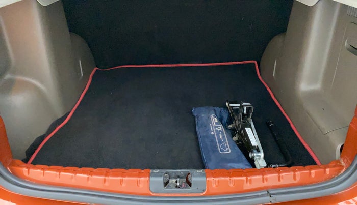 2017 Renault Duster RXL PETROL, Petrol, Manual, 68,505 km, Boot Inside
