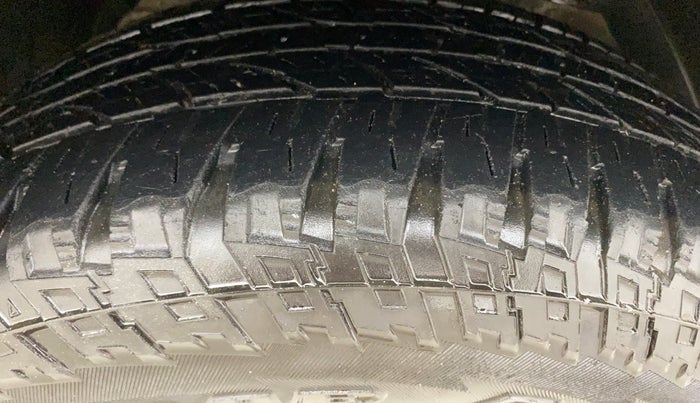 2015 Mahindra XUV500 W6, Diesel, Manual, 92,098 km, Right Front Tyre Tread