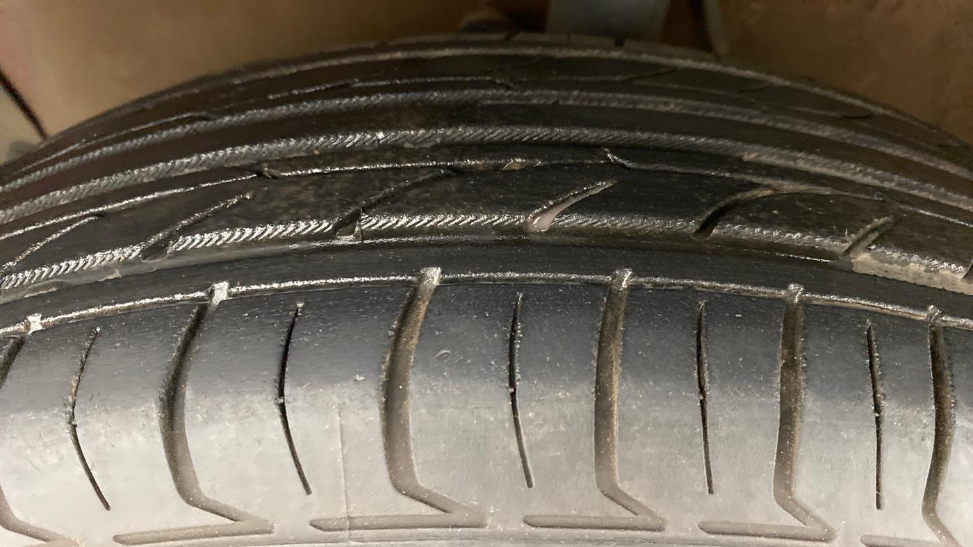 2010 Maruti Ritz VXI, Petrol, Manual, 44,344 km, Left Front Tyre Tread