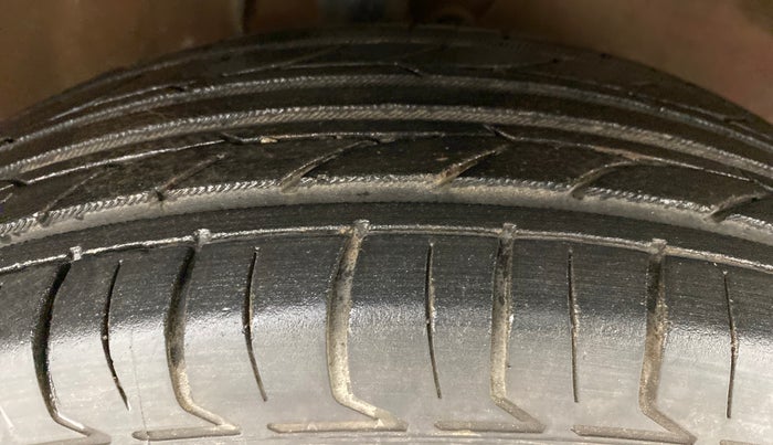 2010 Maruti Ritz VXI, Petrol, Manual, 44,344 km, Right Front Tyre Tread