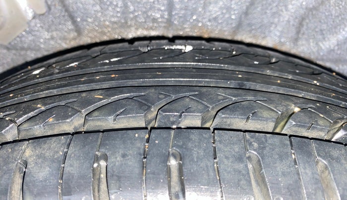 2013 Hyundai i20 MAGNA (O) 1.2, Petrol, Manual, 53,339 km, Right Rear Tyre Tread