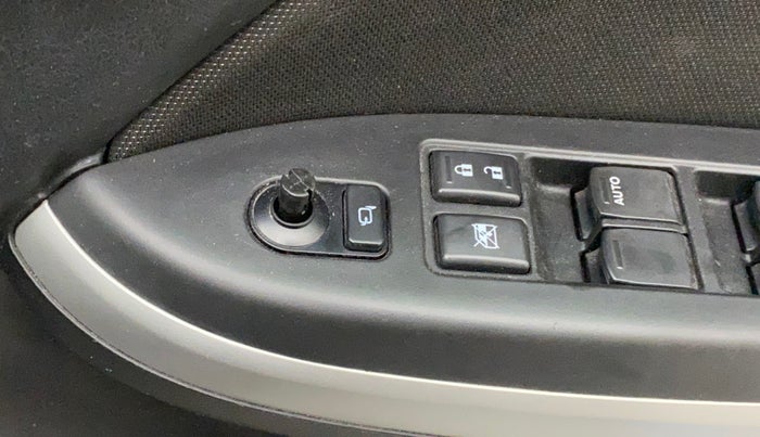 2017 Maruti Baleno ALPHA PETROL 1.2, Petrol, Manual, 46,223 km, Right rear-view mirror - ORVM switch has minor damage