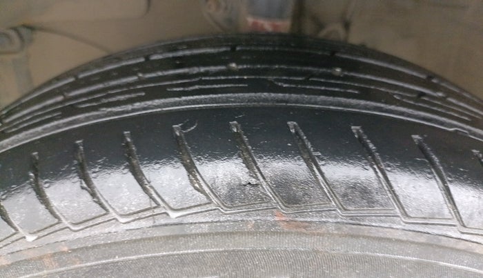 2014 Honda Amaze 1.2L I-VTEC VX AT, CNG, Automatic, 1,00,302 km, Left Front Tyre Tread