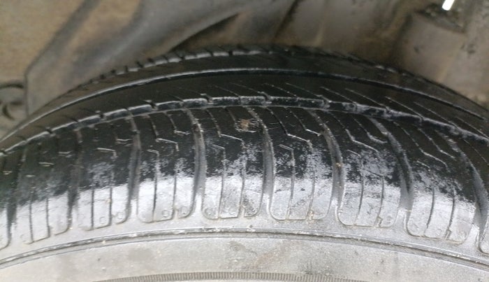 2014 Honda Amaze 1.2L I-VTEC VX AT, CNG, Automatic, 1,00,302 km, Left Rear Tyre Tread