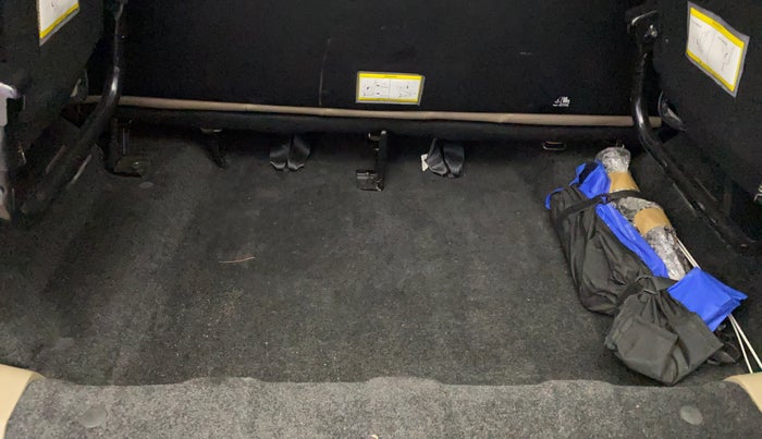 2017 Mahindra TUV300 T10 DUAL TONE, Diesel, Manual, 65,056 km, Boot Inside