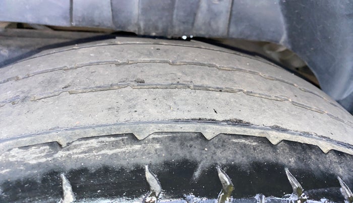 2017 Mahindra TUV300 T10 DUAL TONE, Diesel, Manual, 65,056 km, Left Rear Tyre Tread