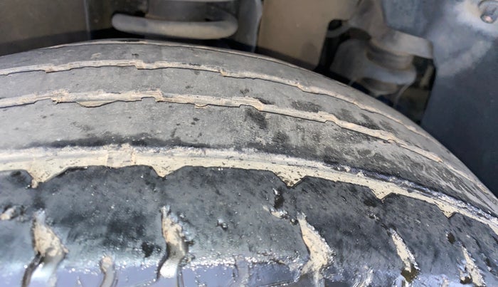 2017 Mahindra TUV300 T10 DUAL TONE, Diesel, Manual, 65,056 km, Right Front Tyre Tread