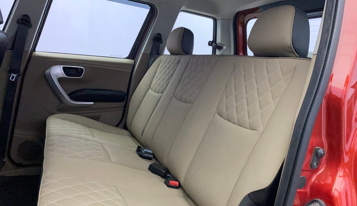 2017 Mahindra TUV300 T10 DUAL TONE, Diesel, Manual, 65,056 km, Right Side Rear Door Cabin