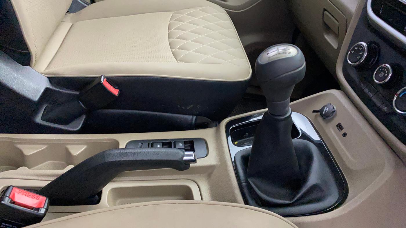 2017 Mahindra TUV300 T10 DUAL TONE, Diesel, Manual, 65,056 km, Gear Lever