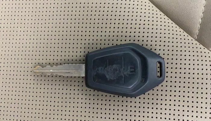 2017 Mahindra TUV300 T10 DUAL TONE, Diesel, Manual, 65,056 km, Key Close Up