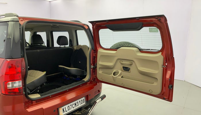 2017 Mahindra TUV300 T10 DUAL TONE, Diesel, Manual, 65,056 km, Boot Door Open