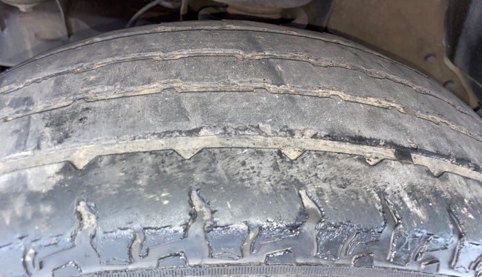 2017 Mahindra TUV300 T10 DUAL TONE, Diesel, Manual, 65,056 km, Left Front Tyre Tread