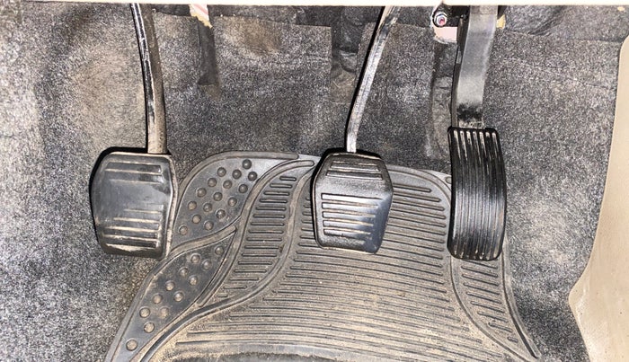 2017 Mahindra TUV300 T10 DUAL TONE, Diesel, Manual, 65,056 km, Pedals