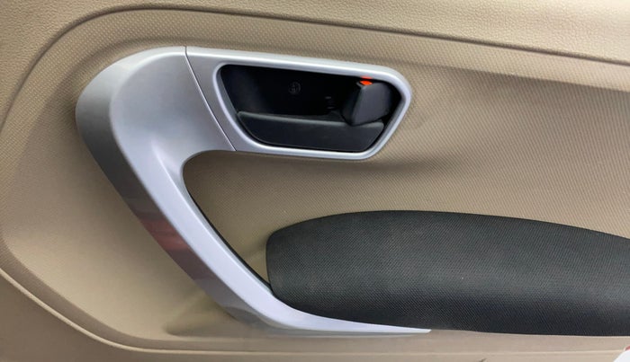 2017 Mahindra TUV300 T10 DUAL TONE, Diesel, Manual, 65,056 km, Driver Side Door Panels Control