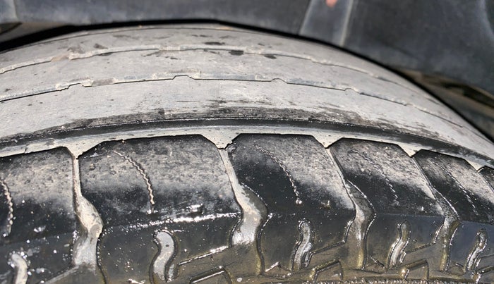 2017 Mahindra TUV300 T10 DUAL TONE, Diesel, Manual, 65,056 km, Right Rear Tyre Tread