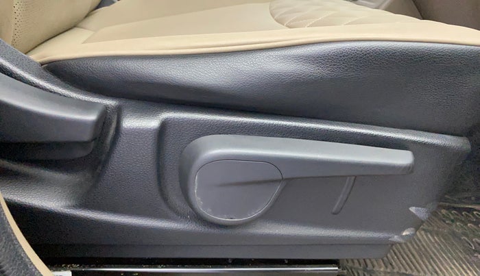 2017 Mahindra TUV300 T10 DUAL TONE, Diesel, Manual, 65,056 km, Driver Side Adjustment Panel