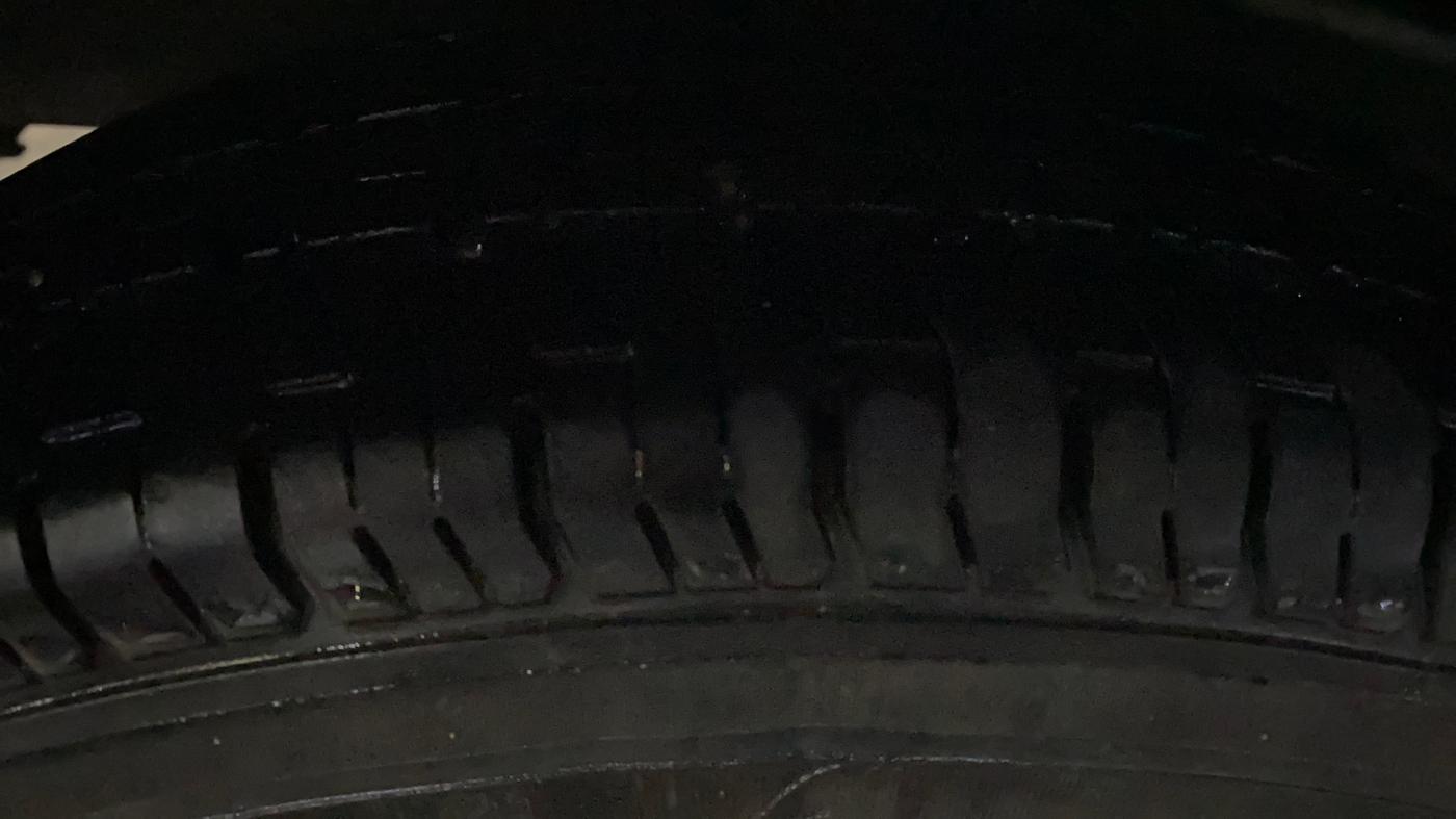 2013 Hyundai i10 ERA 1.1, Petrol, Manual, 1,03,603 km, Left Front Tyre Tread