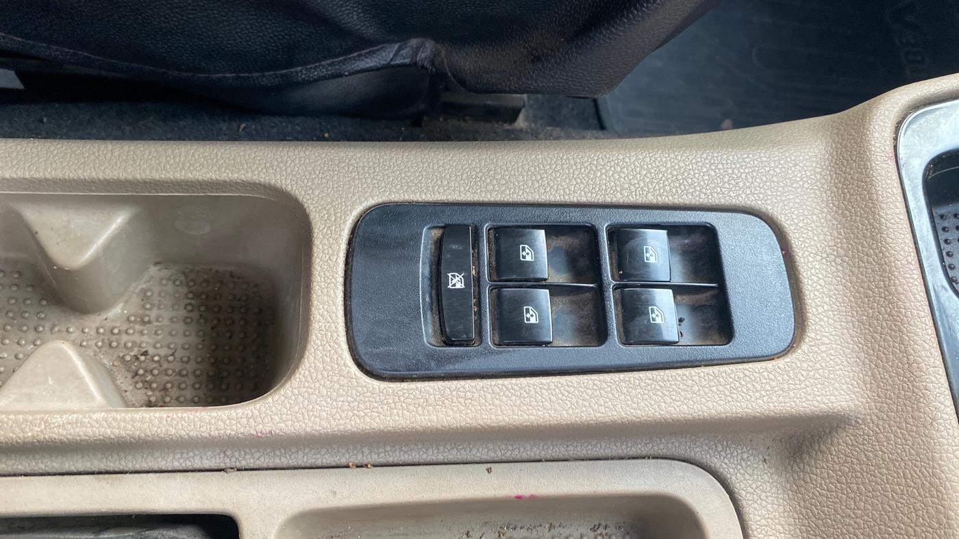 2018 Mahindra TUV300 T10, Diesel, Manual, 59,637 km, Driver Side Door Panels Control