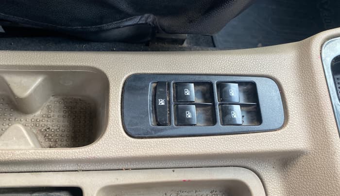 2018 Mahindra TUV300 T10, Diesel, Manual, 59,637 km, Driver Side Door Panels Control