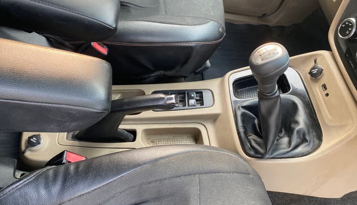 2018 Mahindra TUV300 T10, Diesel, Manual, 59,637 km, Gear Lever