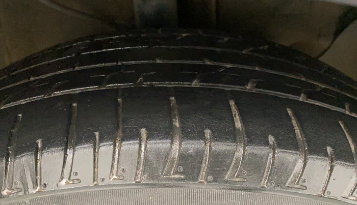 2016 Hyundai Creta SX PLUS 1.6 PETROL, Petrol, Manual, 1,05,587 km, Right Front Tyre Tread