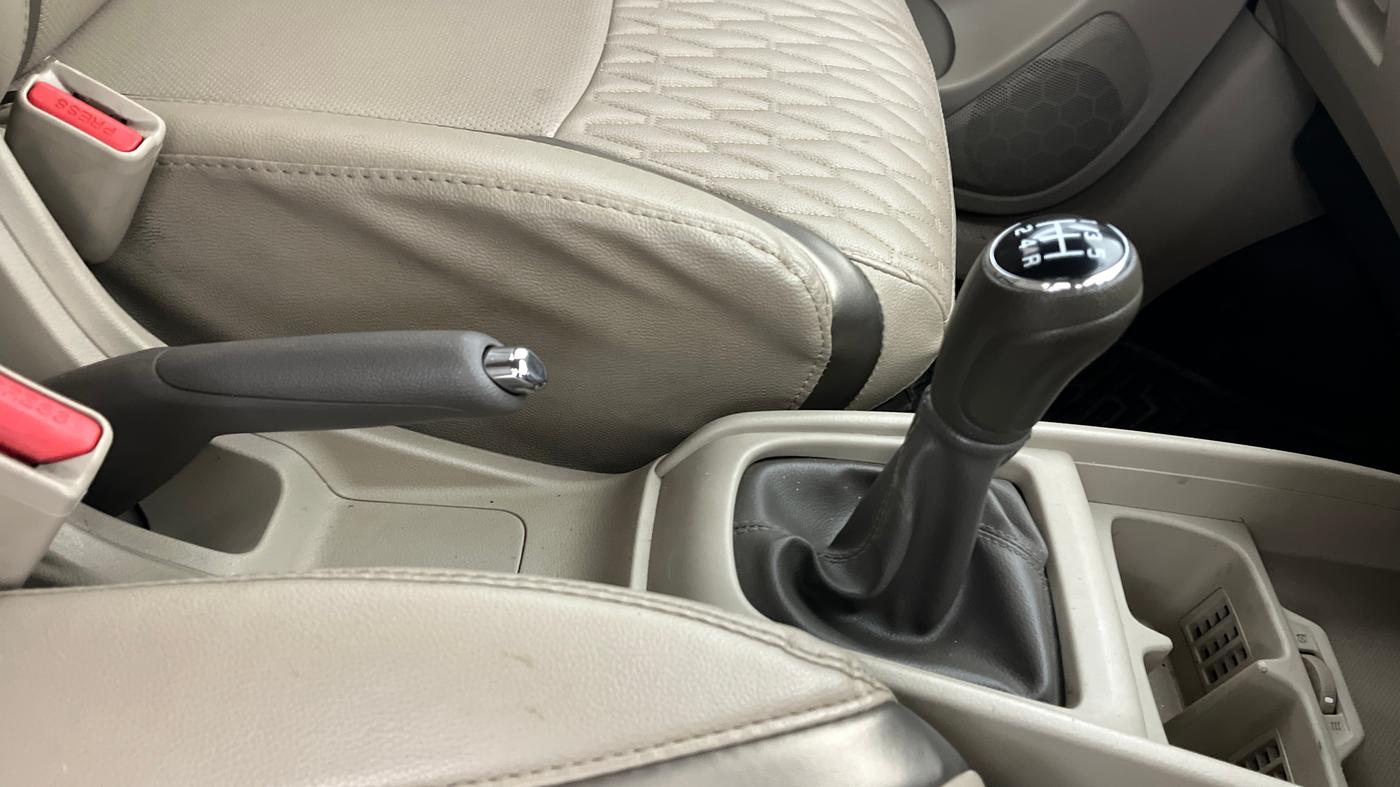 2023 Maruti Ertiga ZXi (O), Petrol, Manual, 59,744 km, Gear Lever