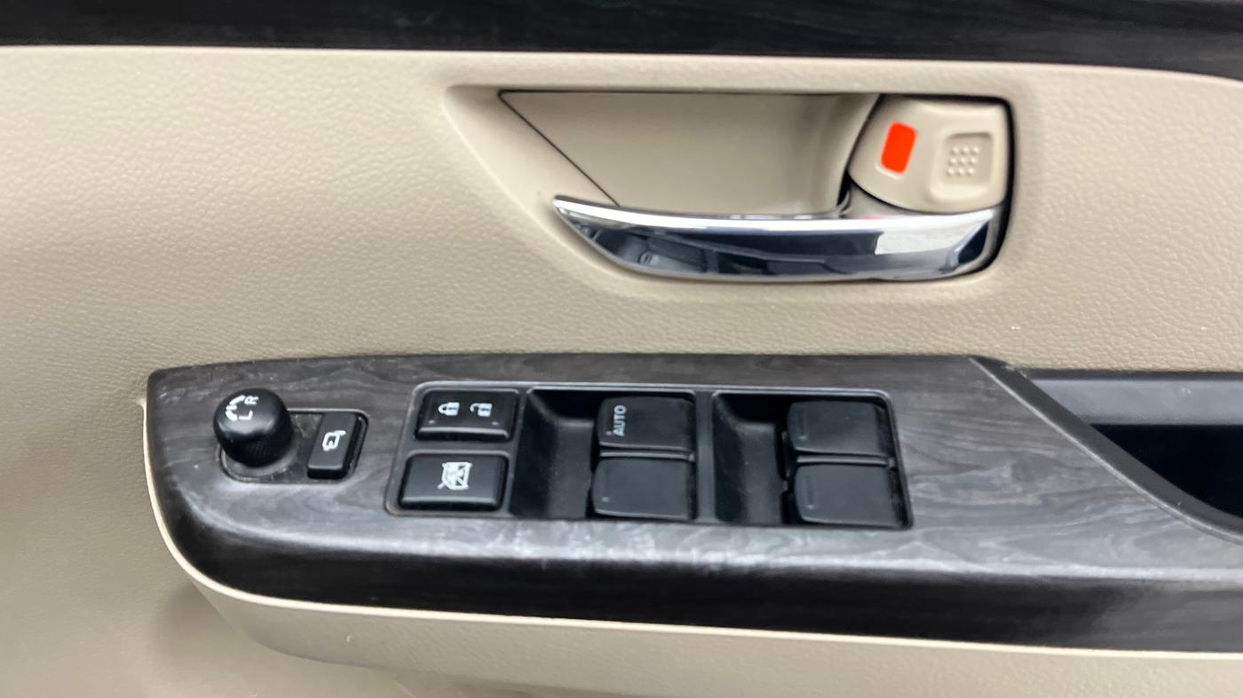 2023 Maruti Ertiga ZXi (O), Petrol, Manual, 59,744 km, Driver Side Door Panels Control