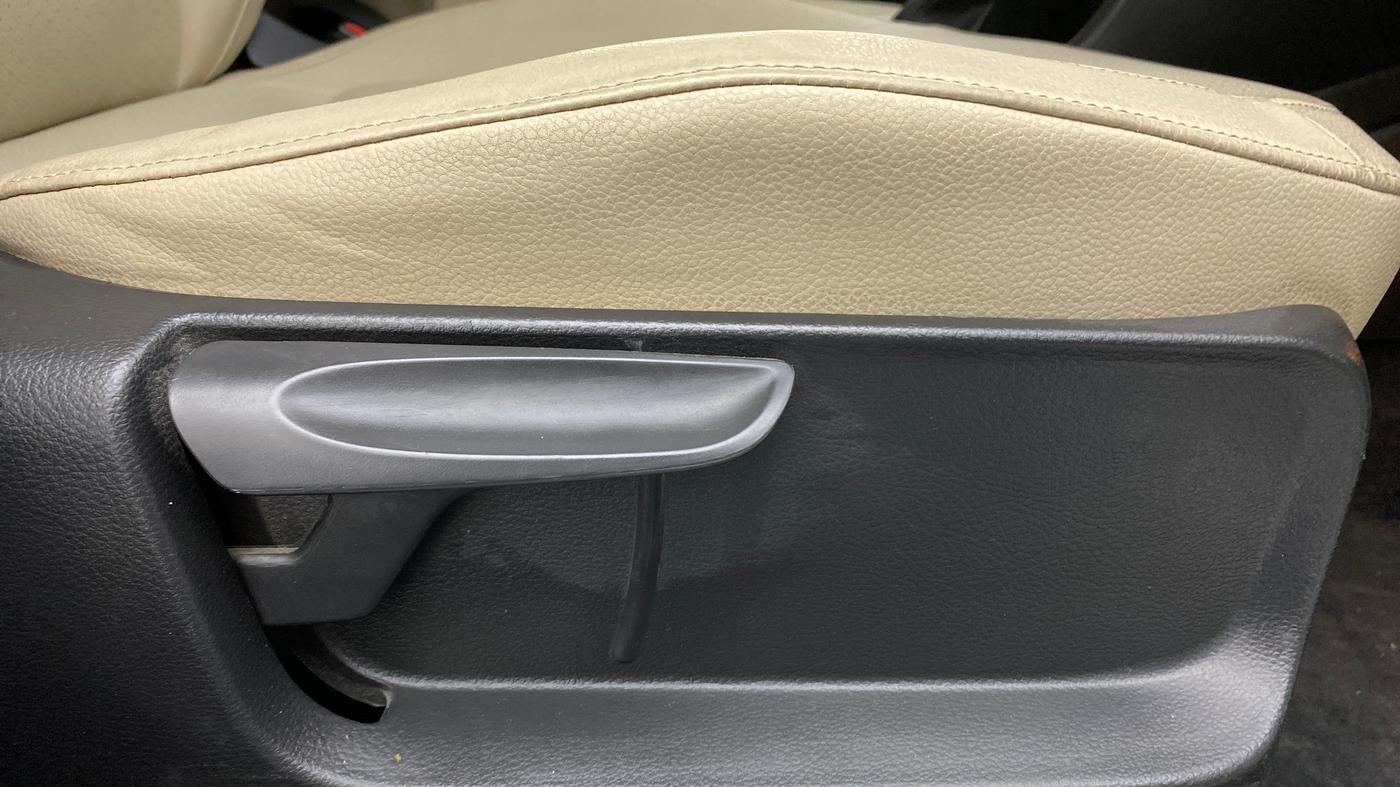 2019 Skoda Rapid STYLE 1.5 TDI AT, CNG, Automatic, 1,07,669 km, Driver Side Adjustment Panel