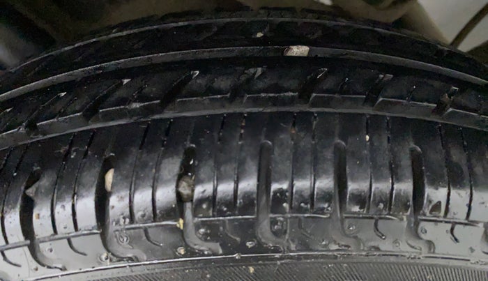 2016 Renault Kwid 1.0 RXT, Petrol, Manual, 33,642 km, Left Front Tyre Tread