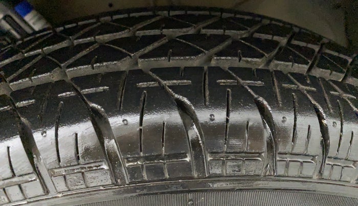 2015 Maruti Swift VXI, Petrol, Manual, 52,794 km, Left Front Tyre Tread