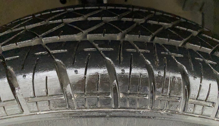 2015 Maruti Swift VXI, Petrol, Manual, 52,794 km, Right Front Tyre Tread