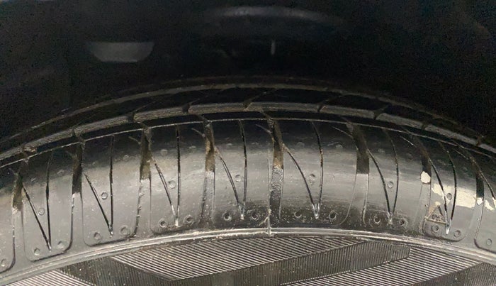 2015 Hyundai Xcent SX 1.2, Petrol, Manual, 68,665 km, Left Front Tyre Tread