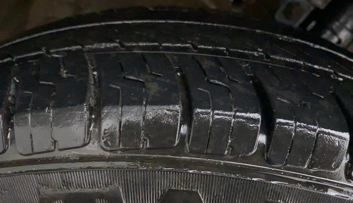 2015 Maruti Swift VXI D, Petrol, Manual, 45,212 km, Right Rear Tyre Tread