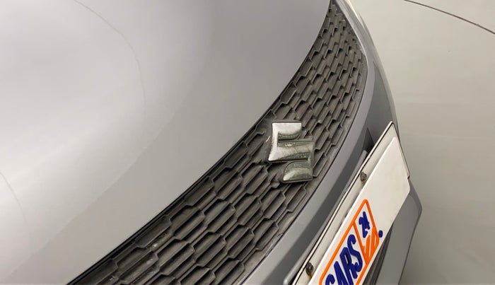 2015 Maruti Swift VXI D, Petrol, Manual, 45,212 km, Grill - Slight discoloration