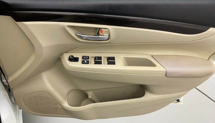 2014 Maruti Ciaz VXI, Petrol, Manual, 1,00,339 km, Driver Side Door Panels Control