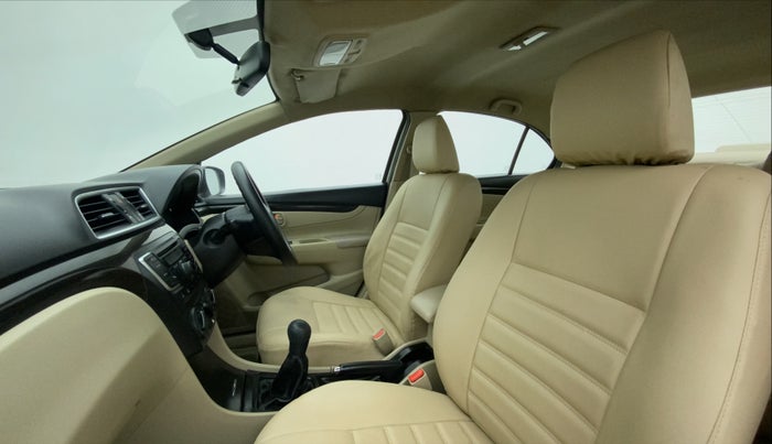 2014 Maruti Ciaz VXI, Petrol, Manual, 1,00,339 km, Right Side Front Door Cabin