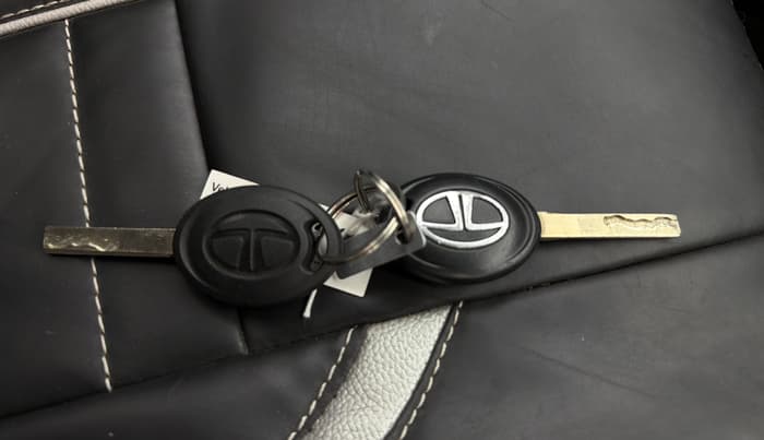 2025 Tata PUNCH PURE MT, Petrol, Manual, 11,082 km, Key Close Up