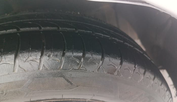 2017 Hyundai Grand i10 SPORTZ (O) 1.2 KAPPA VTVT, Petrol, Manual, 36,753 km, Right Front Tyre Tread