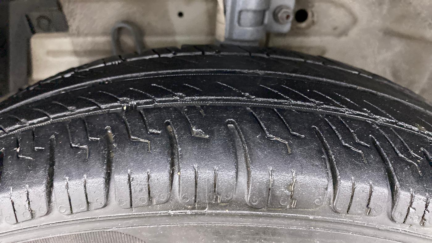 2015 Maruti Swift VXI, Petrol, Manual, 57,620 km, Left Front Tyre Tread