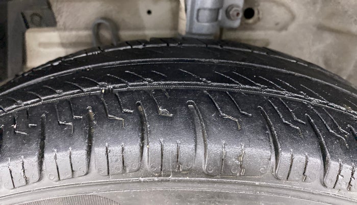 2015 Maruti Swift VXI, Petrol, Manual, 57,620 km, Left Front Tyre Tread